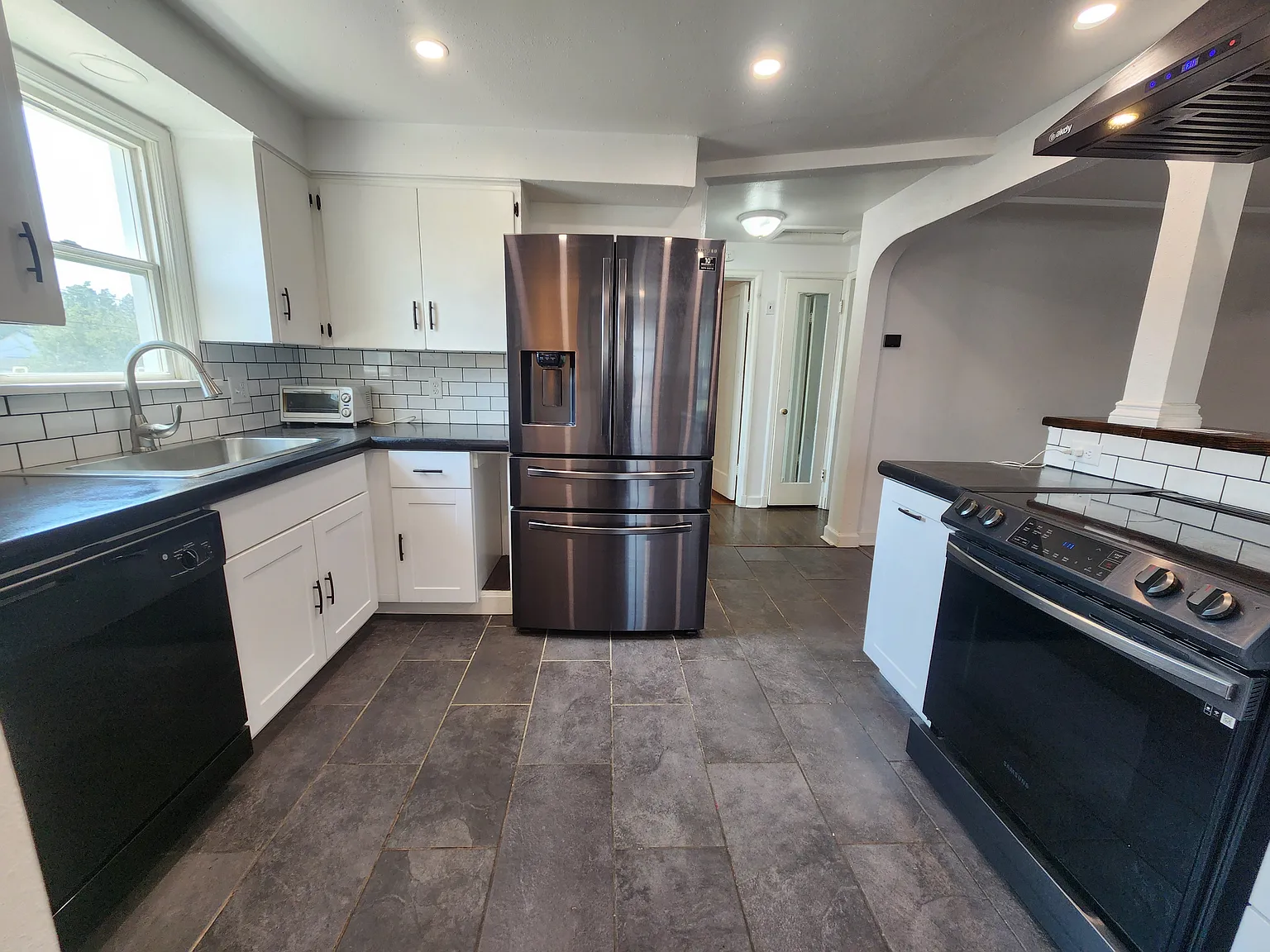 3 bed, 1784 sqft, $2,100 — Photo 3
