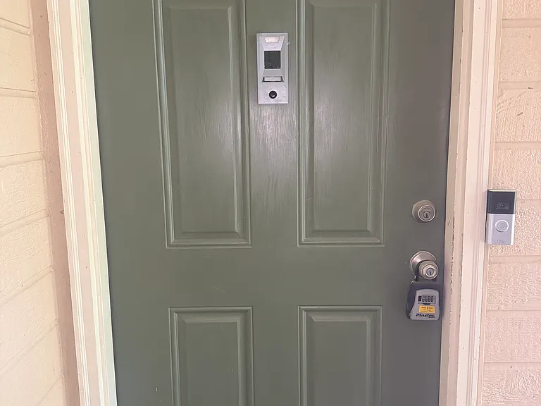 217 Colonial Ct #217 — Photo 2