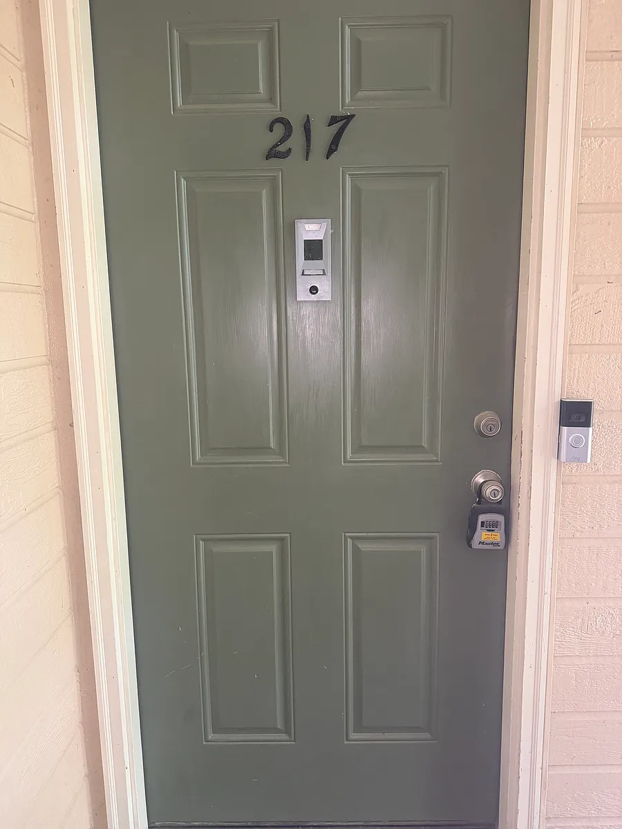 Building Photo - 217 Colonial Ct #217