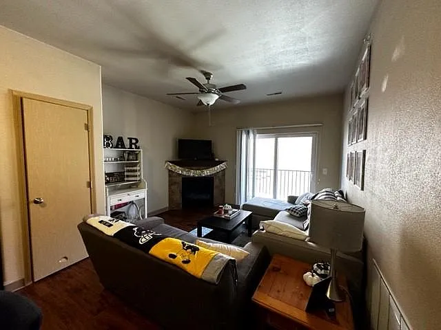 3 bed, 1325 sqft, $2,700 — Photo 3