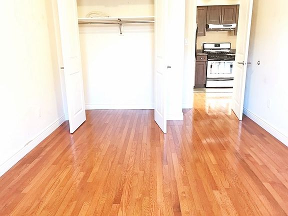5th image of 2825 36th St APT 4R