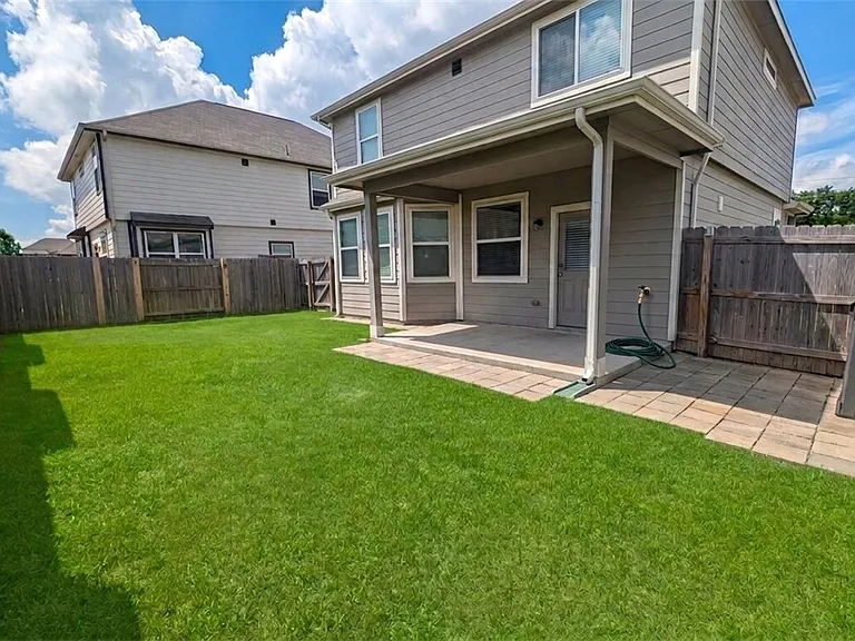 969 Crossing Dr — Photo 17