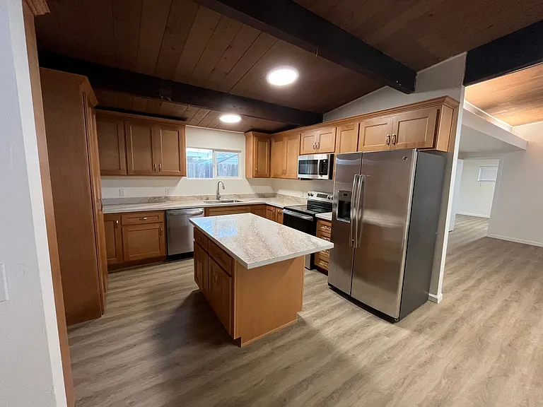 908 Oak Ave — Photo 1