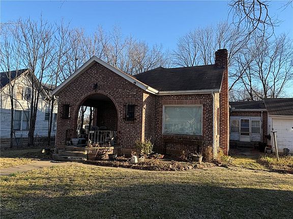 2nd image of 717 E Poplar St