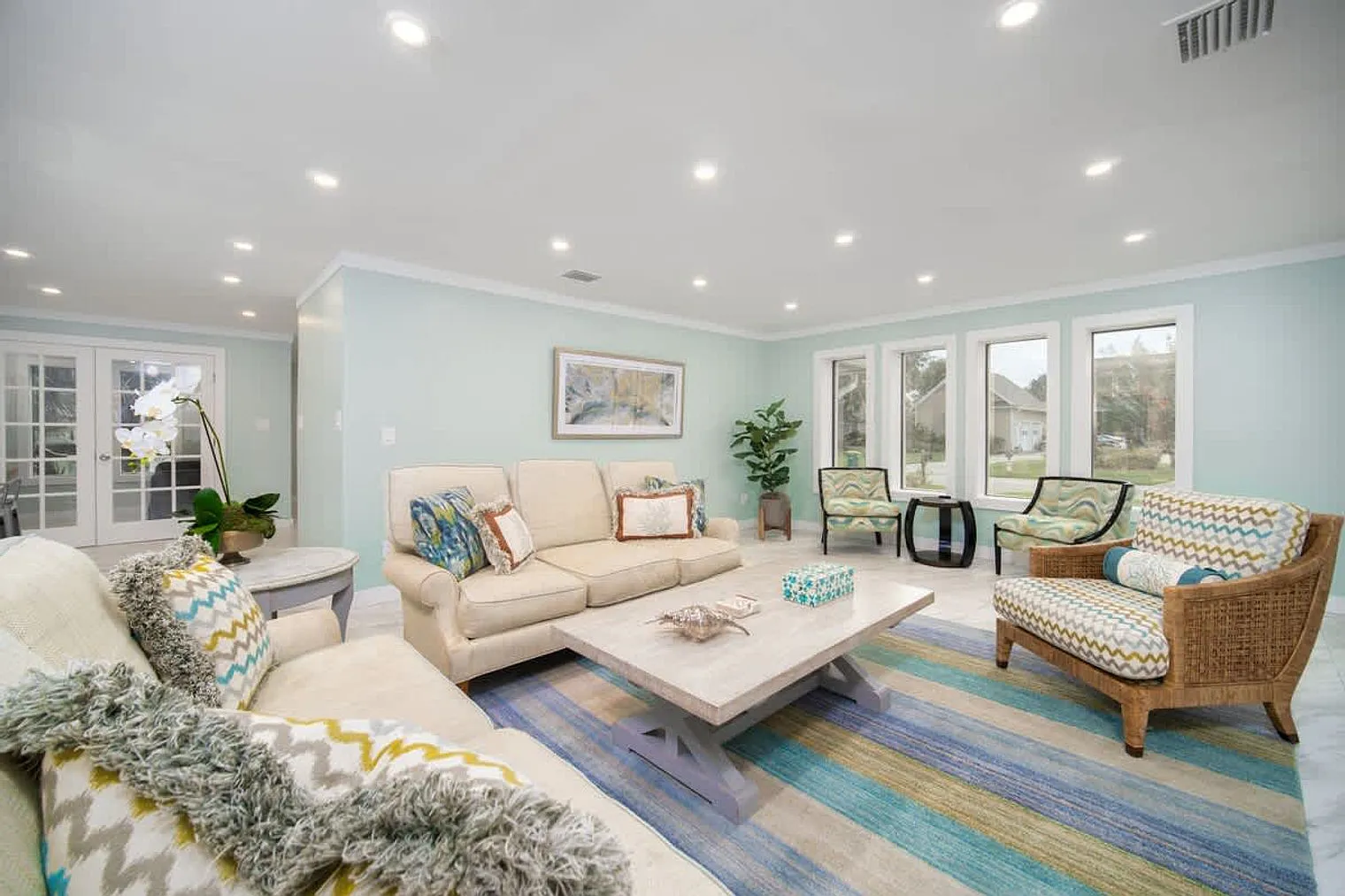 5 bed, 2.0 bath, 2594 sqft, $8,472 — Photo 4