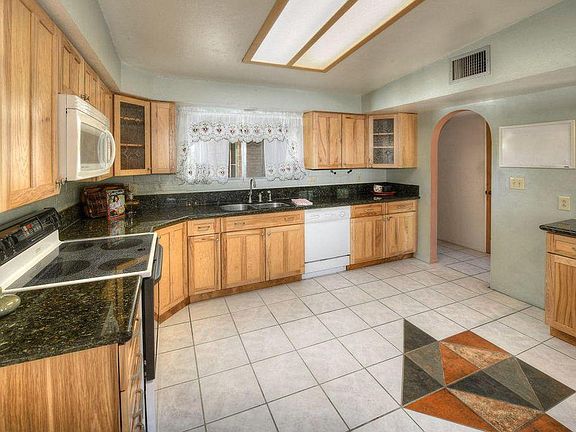 3rd image of 5525 N Northern Hills Dr