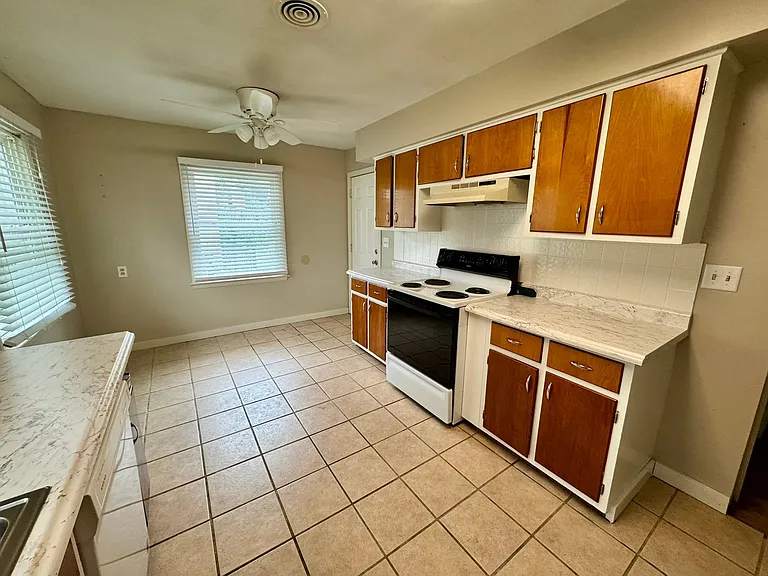 1006 N 49th Ave — Photo 3
