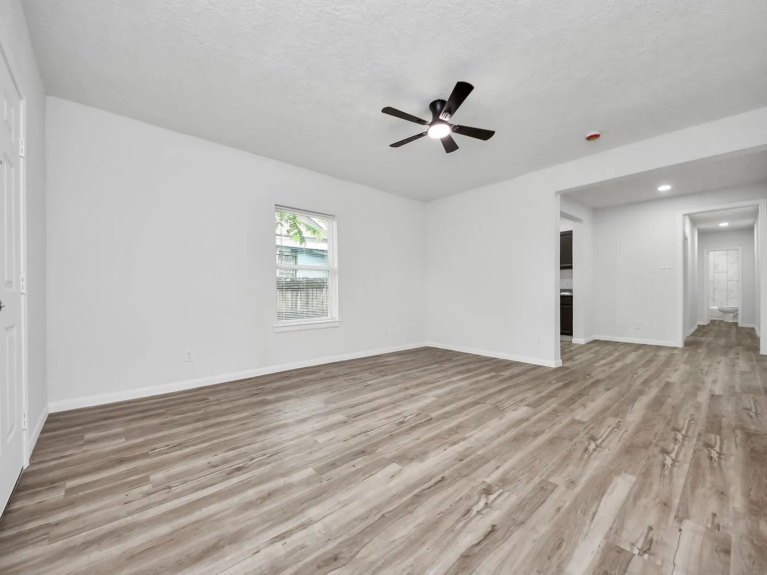 2 bed, 1.0 bath, 1623 sqft, $1,400 — Photo 4