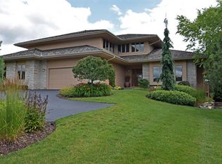 1113 E Sweetbriar Ln, Hartland, WI 53029