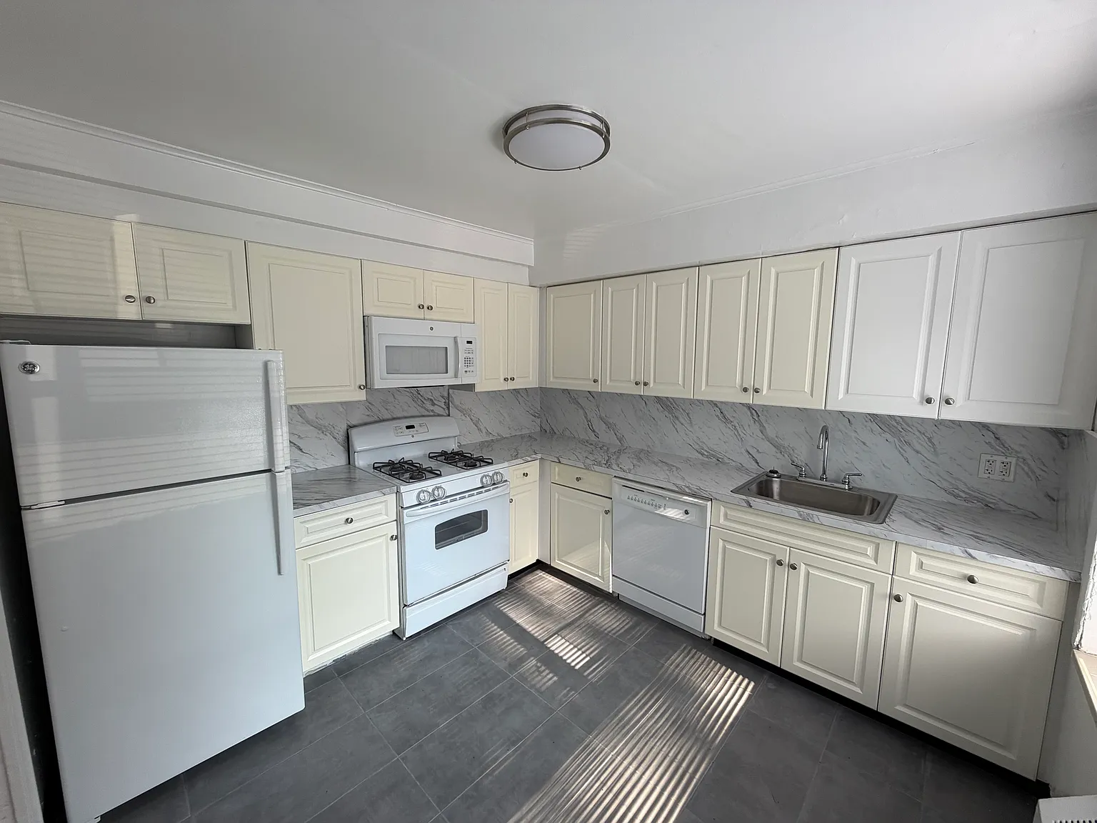 194th St, Fresh Meadows — Photo 2