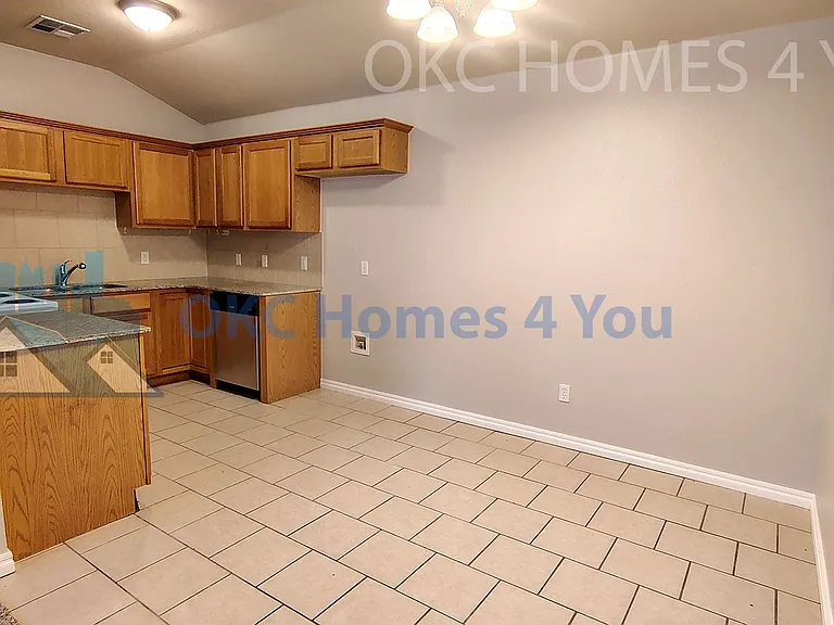 606 Garrison Ln — Photo 6