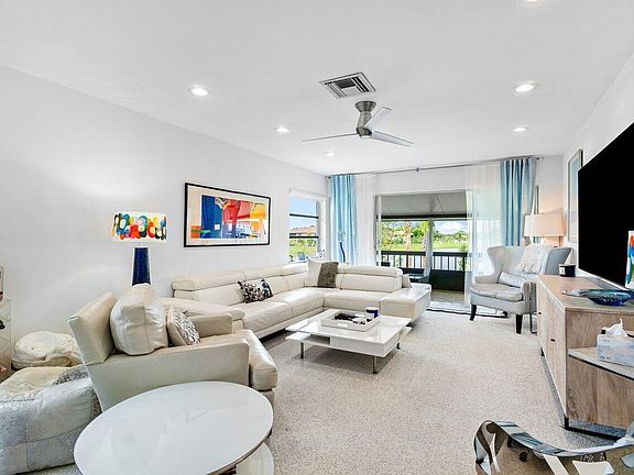 5th image of 13921 Royal Palm Court #B