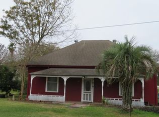 11 1st St, Palacios, TX 77465