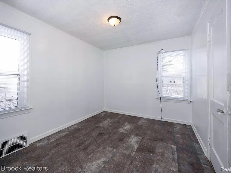 20059 Bloom St — Photo 12