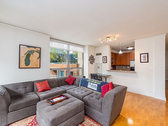 5th image of 420 E Waterside Dr Unit 1303