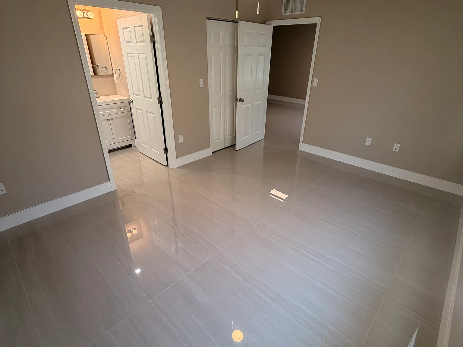 3 bed, 1250 sqft, $3,204 — Photo 3