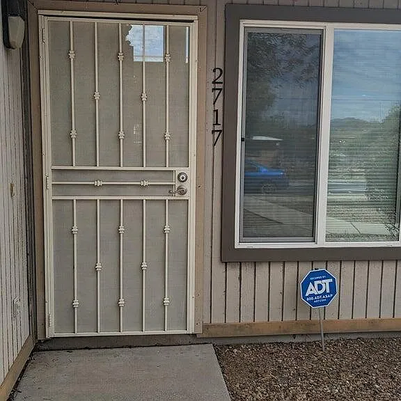 2717 N Pacific Dr — Photo 2