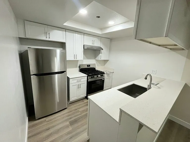 5051 Whitsett Ave #2122 — Photo 9