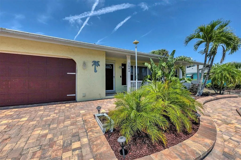 2 bed, 2.0 bath, 1160 sqft, $5,200 — Photo 4