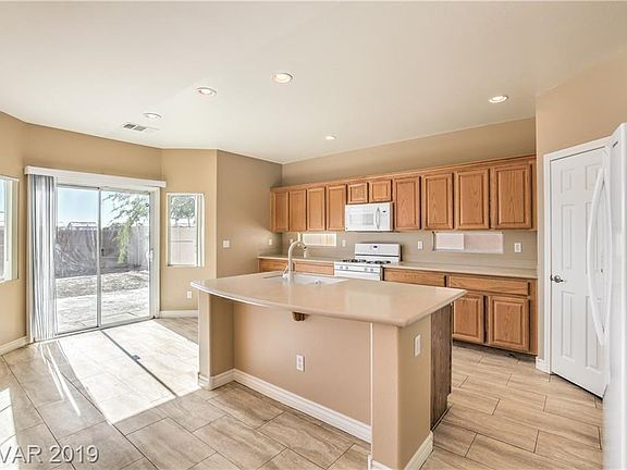 4th image of 1905 E Hammer Ln