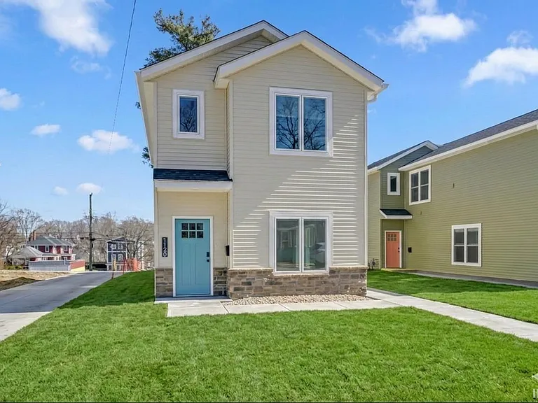 1112 N Woodburn Ave — Photo 2