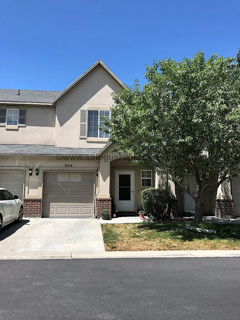 Modern Townhome in Gated Community — Photo 1