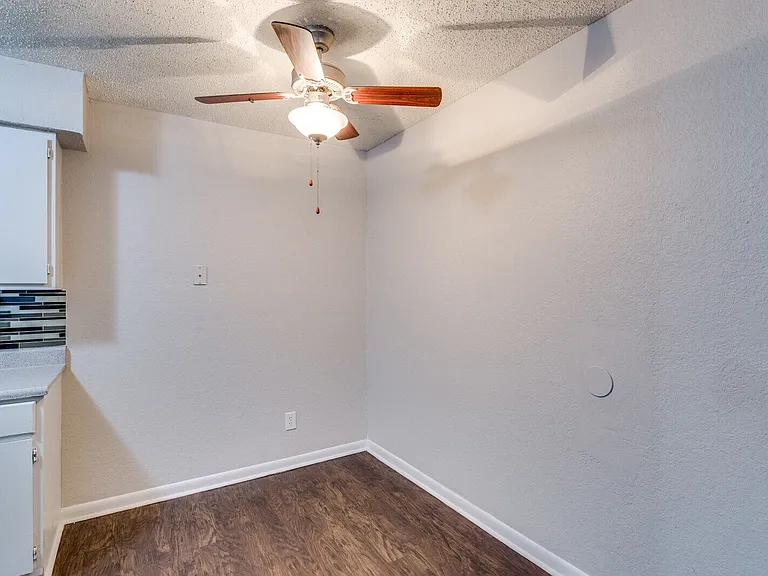 817 SW 23rd St #6 — Photo 3
