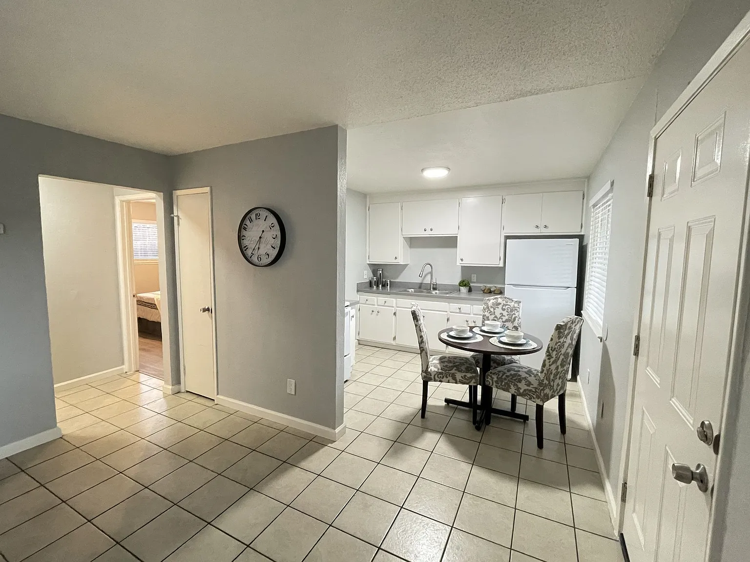Lone Pine Apartments — Photo 4