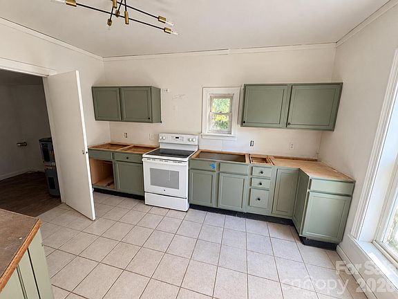 3rd image of 139 Colfax Rd