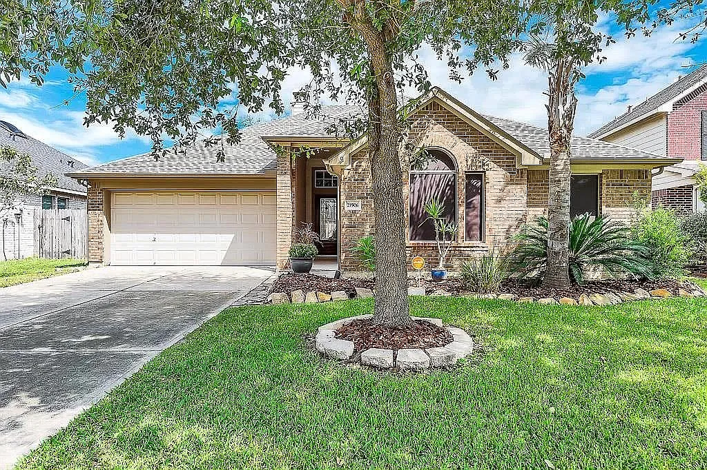 5 bed, 2400 sqft, $2,200 — Photo 1