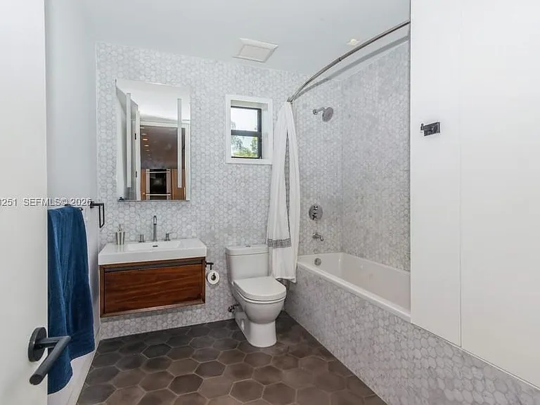 1035 Catalonia Ave — Photo 23