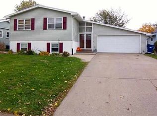 215 N Rowe Ln, Walcott, IA 52773