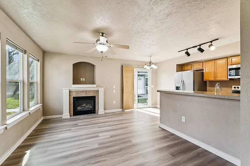 3 bed, 2.0 bath, 1306 sqft, $1,995 — Photo 4