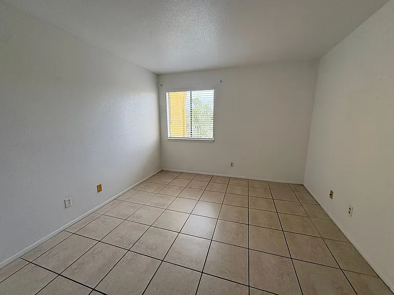 2855 Winkler Ave #120 — Photo 14