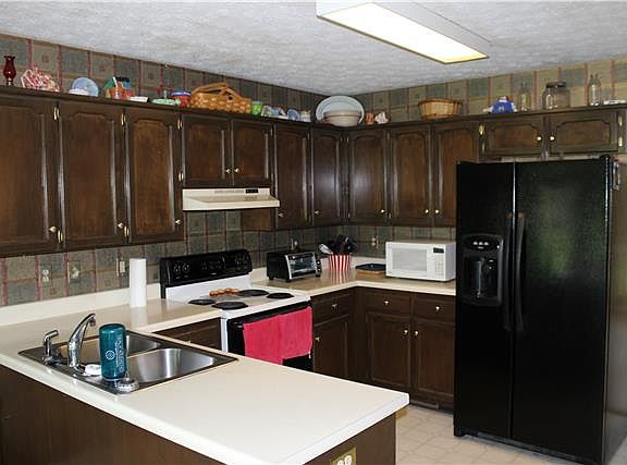 3rd image of 1066 Windsor Dr