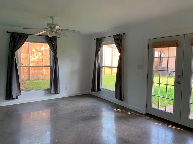 300 El Paso St — Photo 25