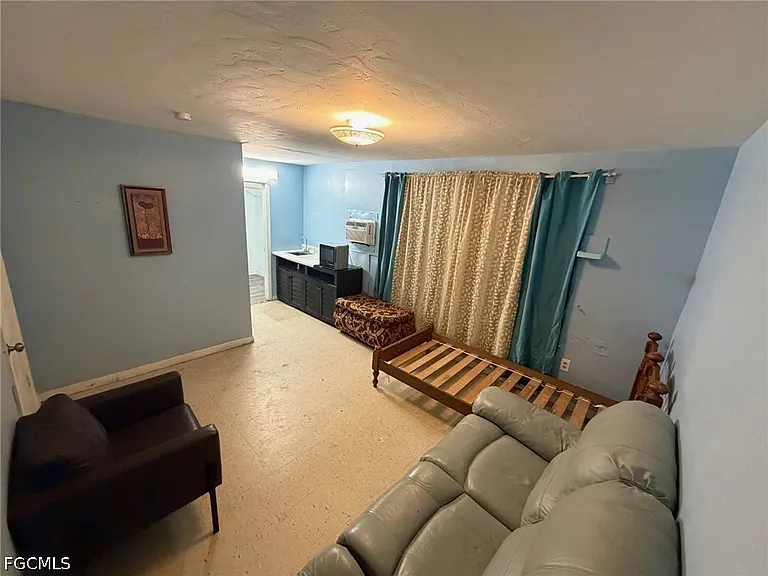653 Howell Circle Dr — Photo 2