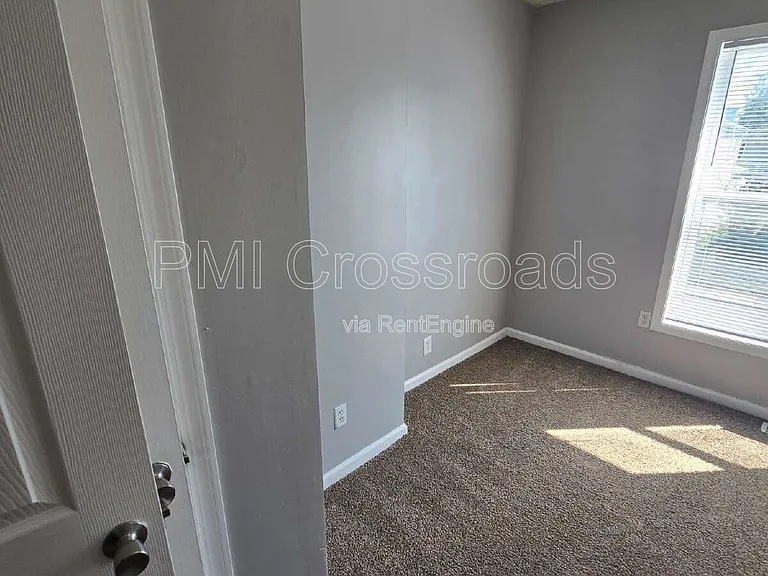 153 S Cypress Ave — Photo 35