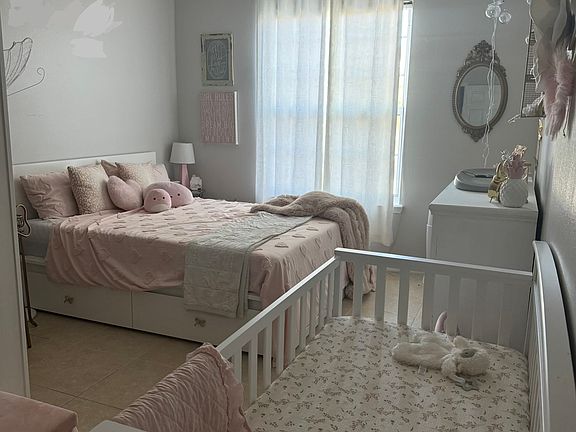 Master bedroom 1 (walk in closet & on-suite bathroom)