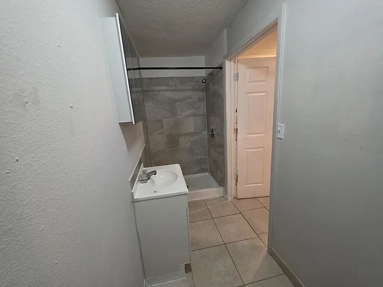 1211 NE 11th St #4 — Photo 7