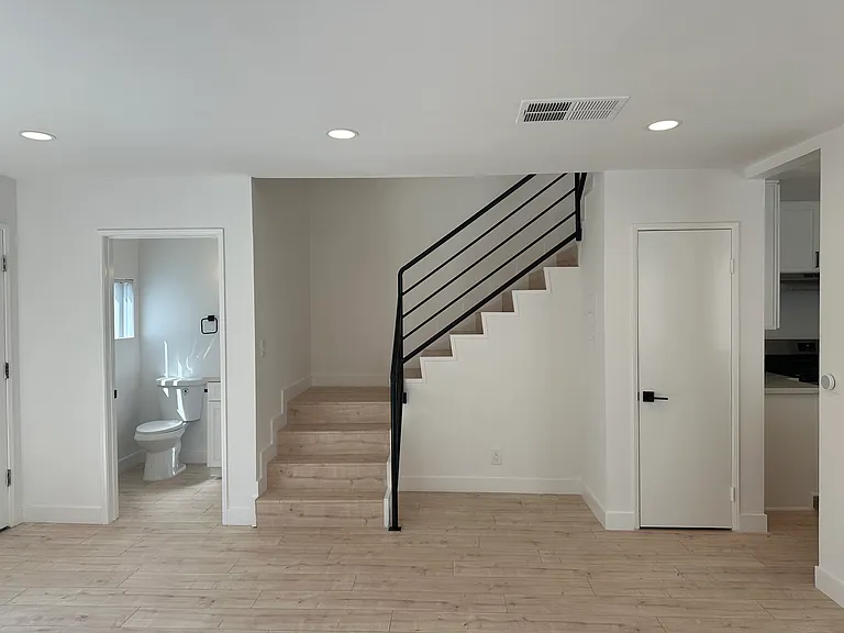 1212 Gower St — Photo 6