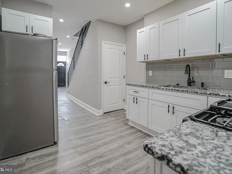1535 W Seltzer St — Photo 18