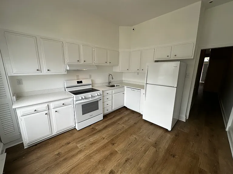 306 E St NE — Photo 16