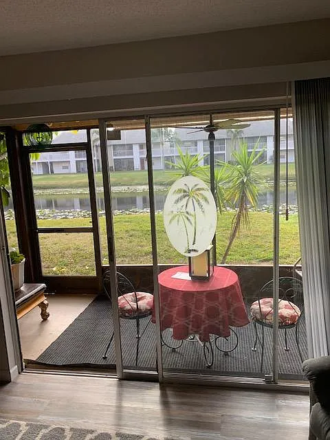 2 bed, 912 sqft, $1,600 — Photo 1