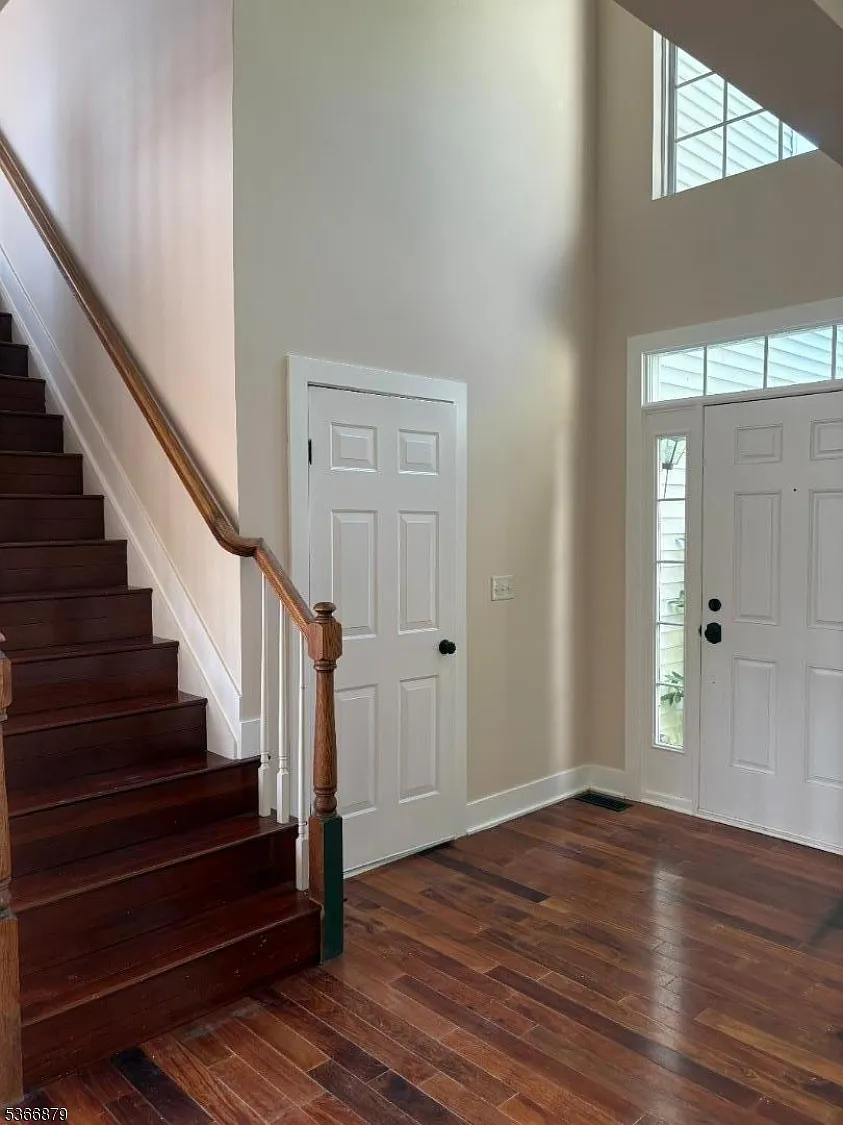 4 bed, 2.5 bath, 2074 sqft, $3,950 — Photo 2