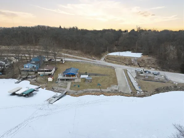 8314 Lakeshore Dr, Dexter, IA 50070