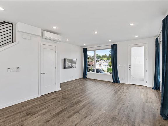 5th image of 3821 S Cloverdale St