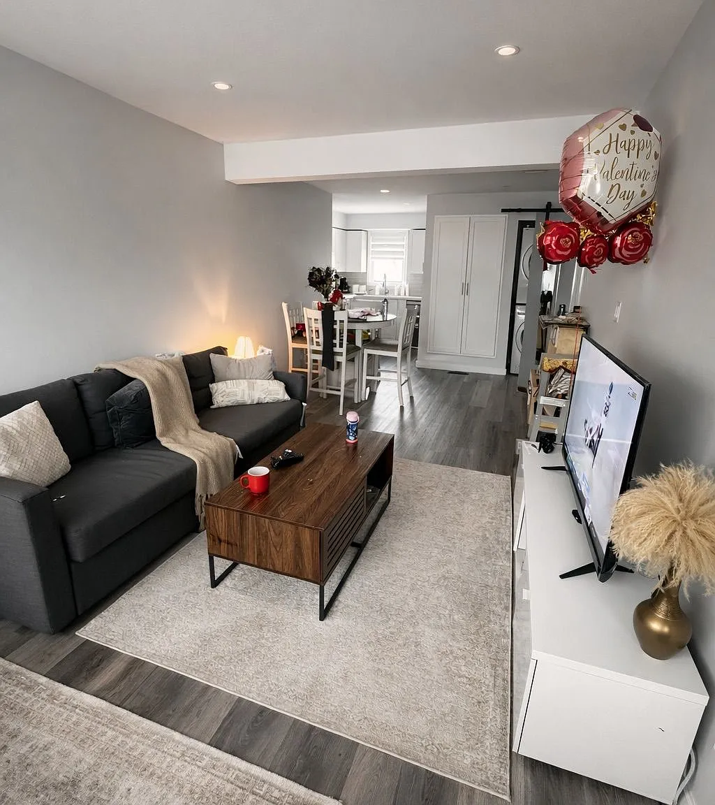 3 bed, $2,050 — Photo 1