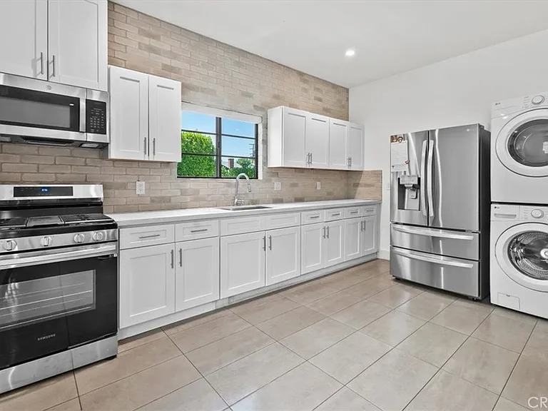 5748 Vesper Ave — Photo 28