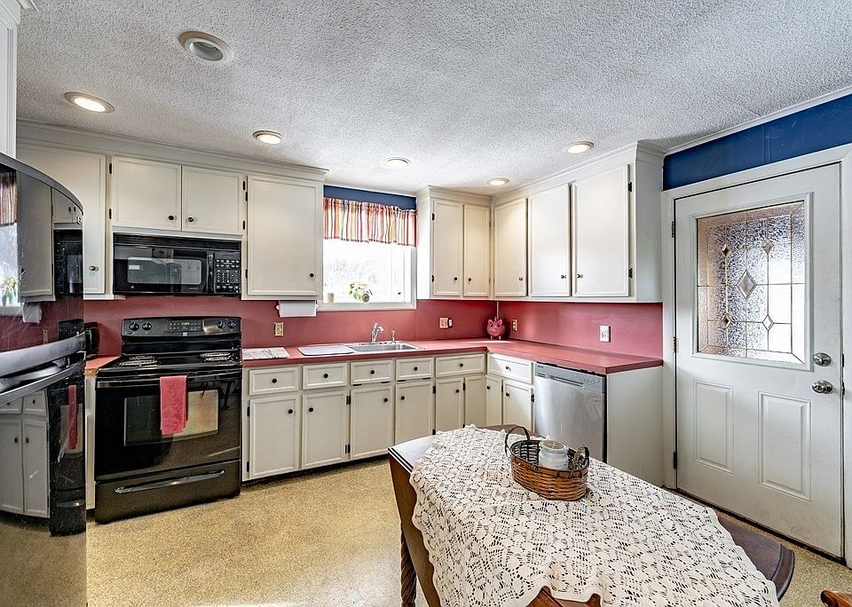 34 Ware St, Palmer, MA 01069 Zillow